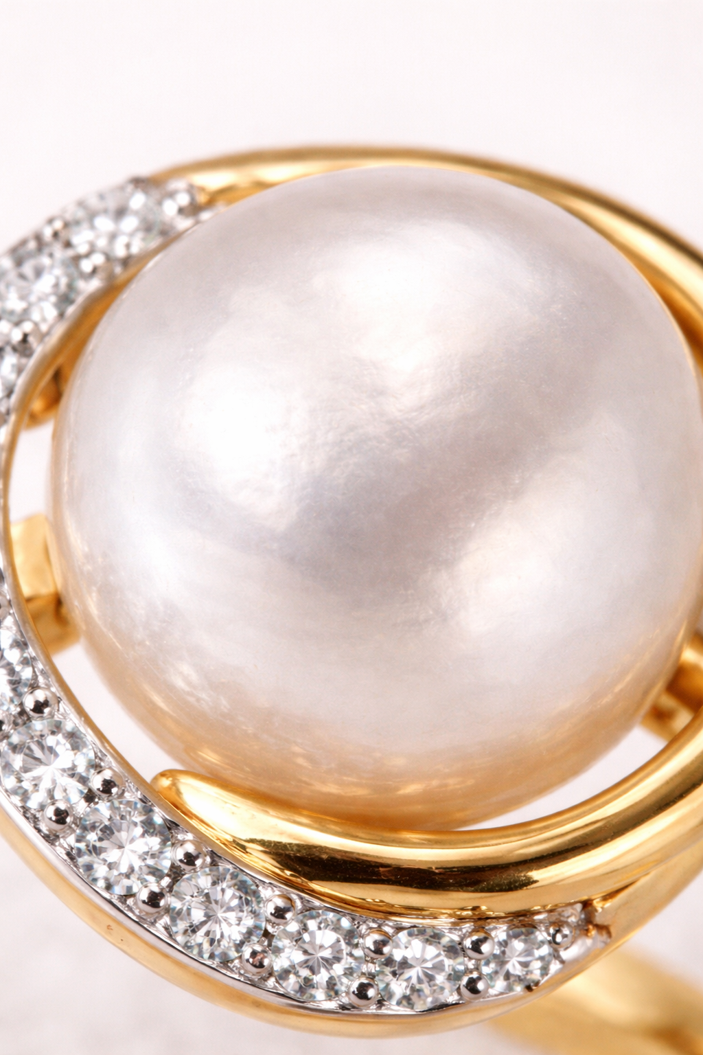 9ct Yellow Gold Button Pearl & Diamond Wave Ring