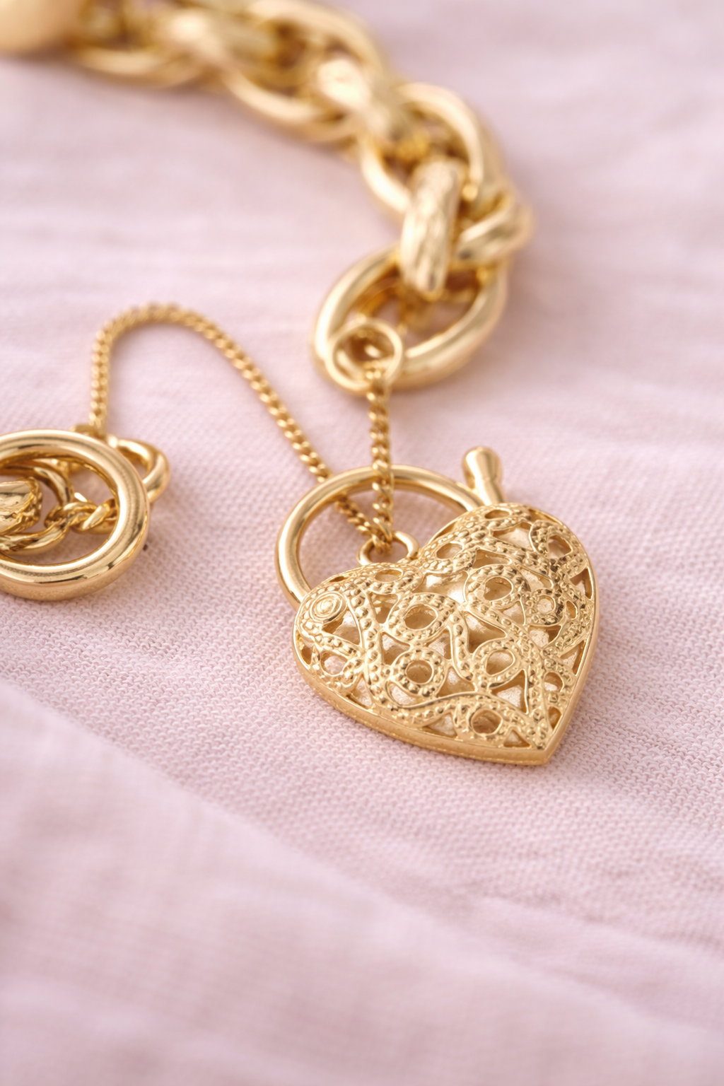 Solid 9ct Yellow Gold Prince of Wales Bracelet with Filigree Heart Padlock – 19.5g