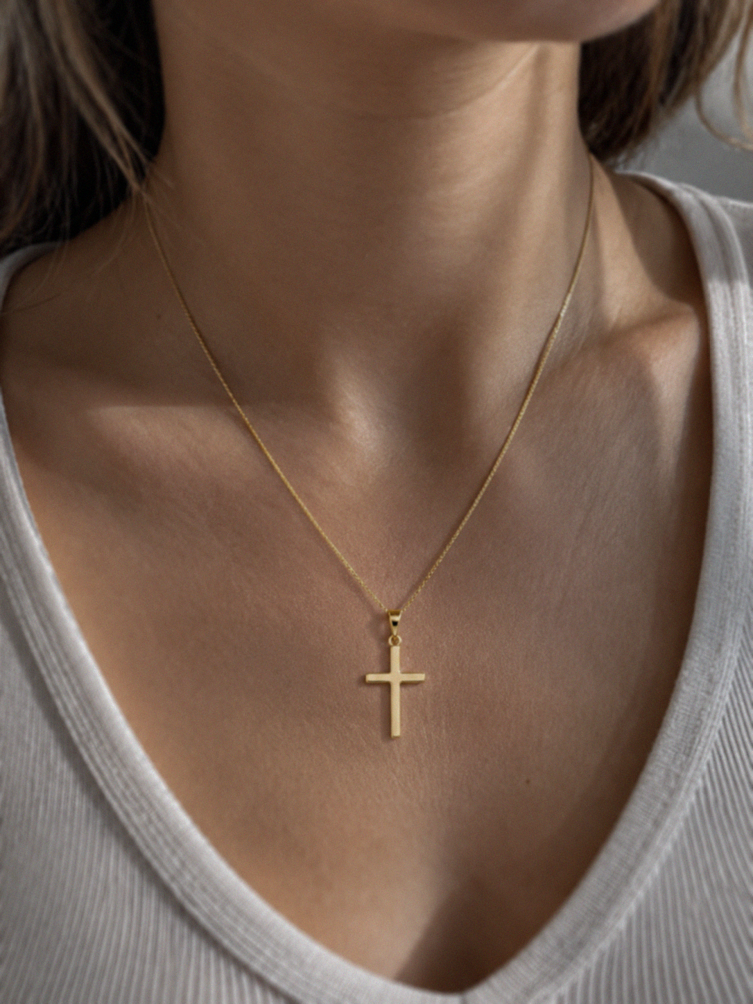 Medium Cross Pendant Necklace in 9ct Yellow Gold
