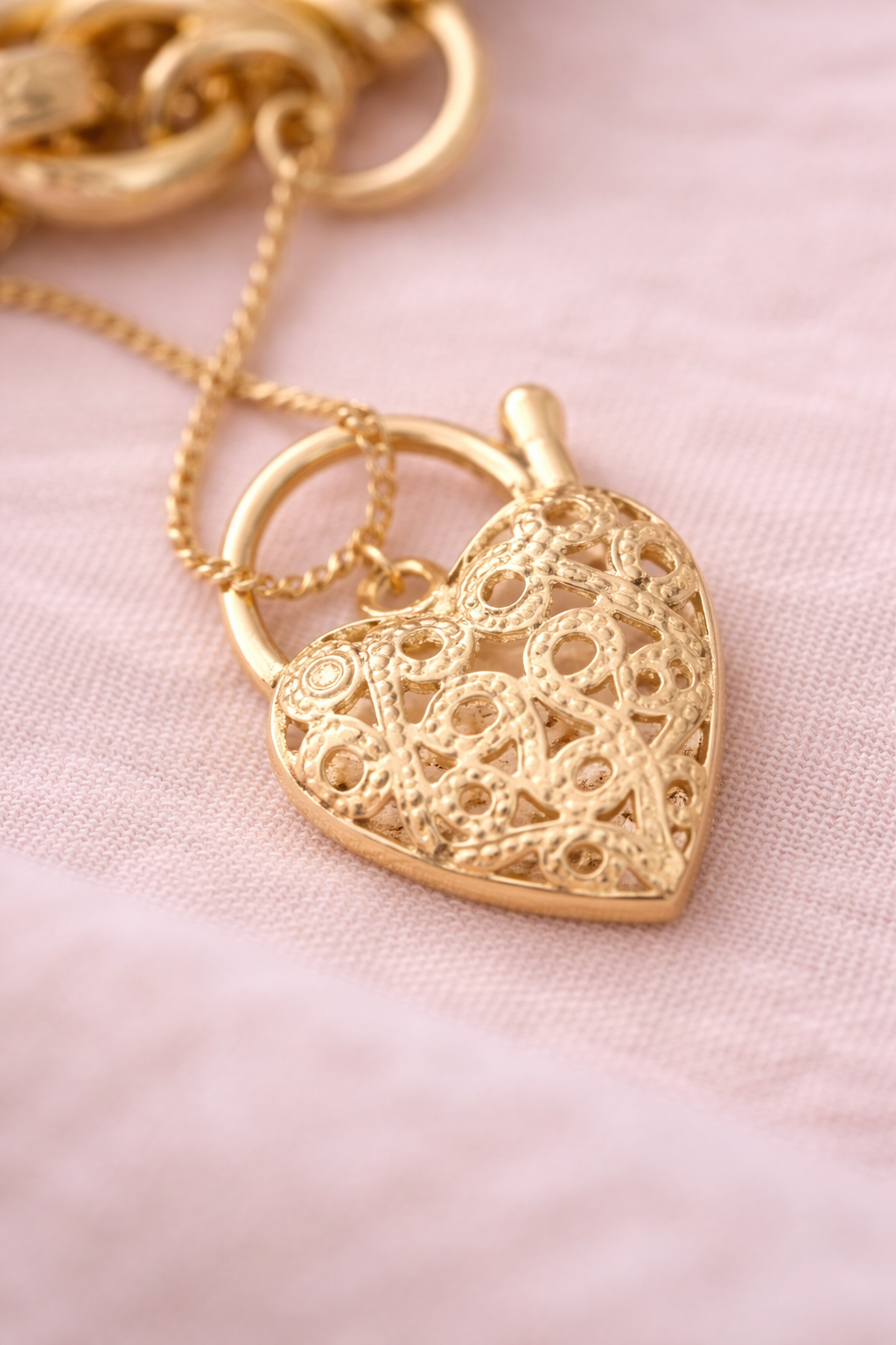 Solid 9ct Yellow Gold Prince of Wales Bracelet with Filigree Heart Padlock – 19.5g