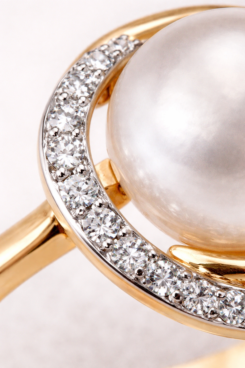 9ct Yellow Gold Button Pearl & Diamond Wave Ring