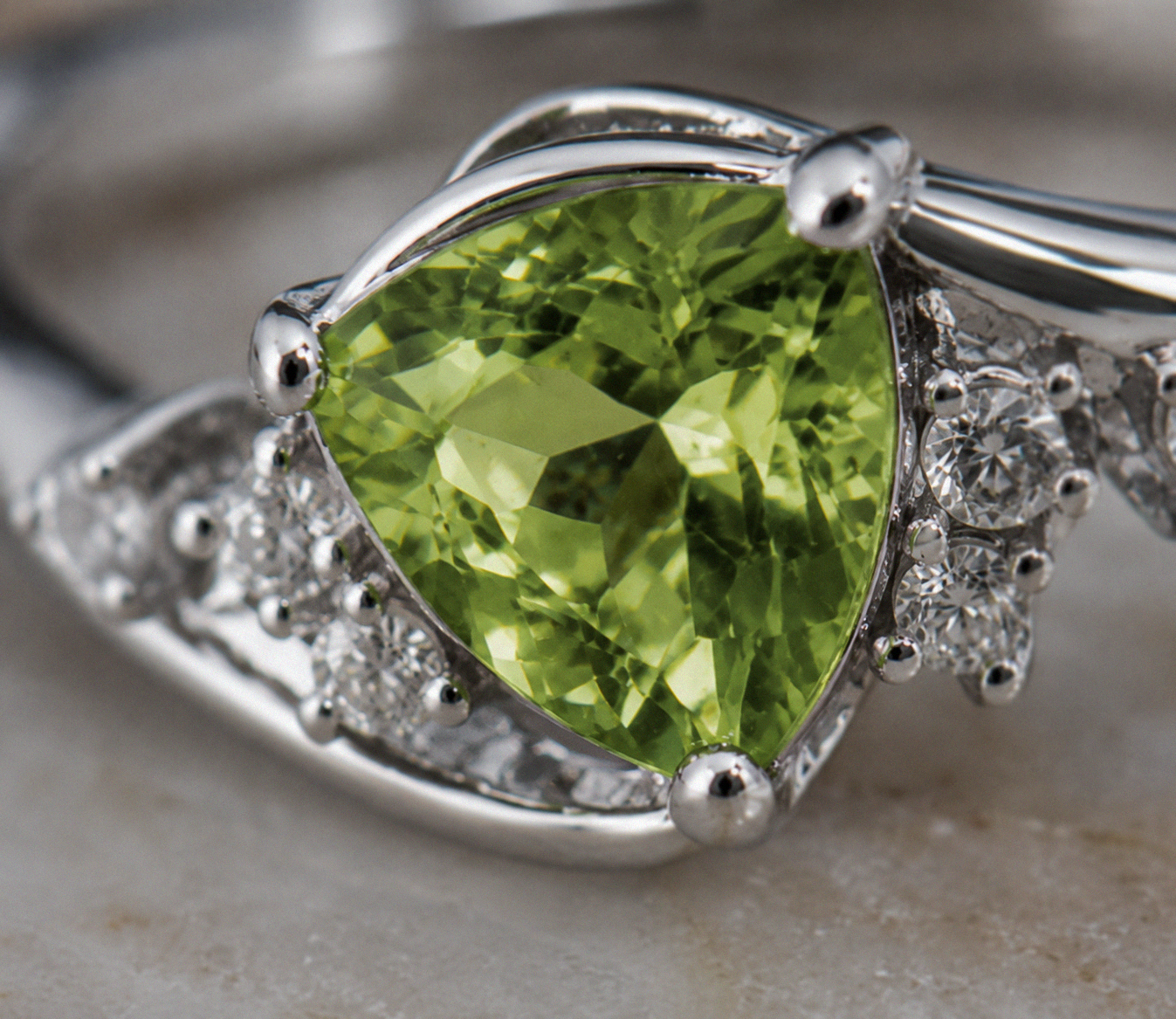 9ct White Gold Trillion Peridot & White Topaz Ring