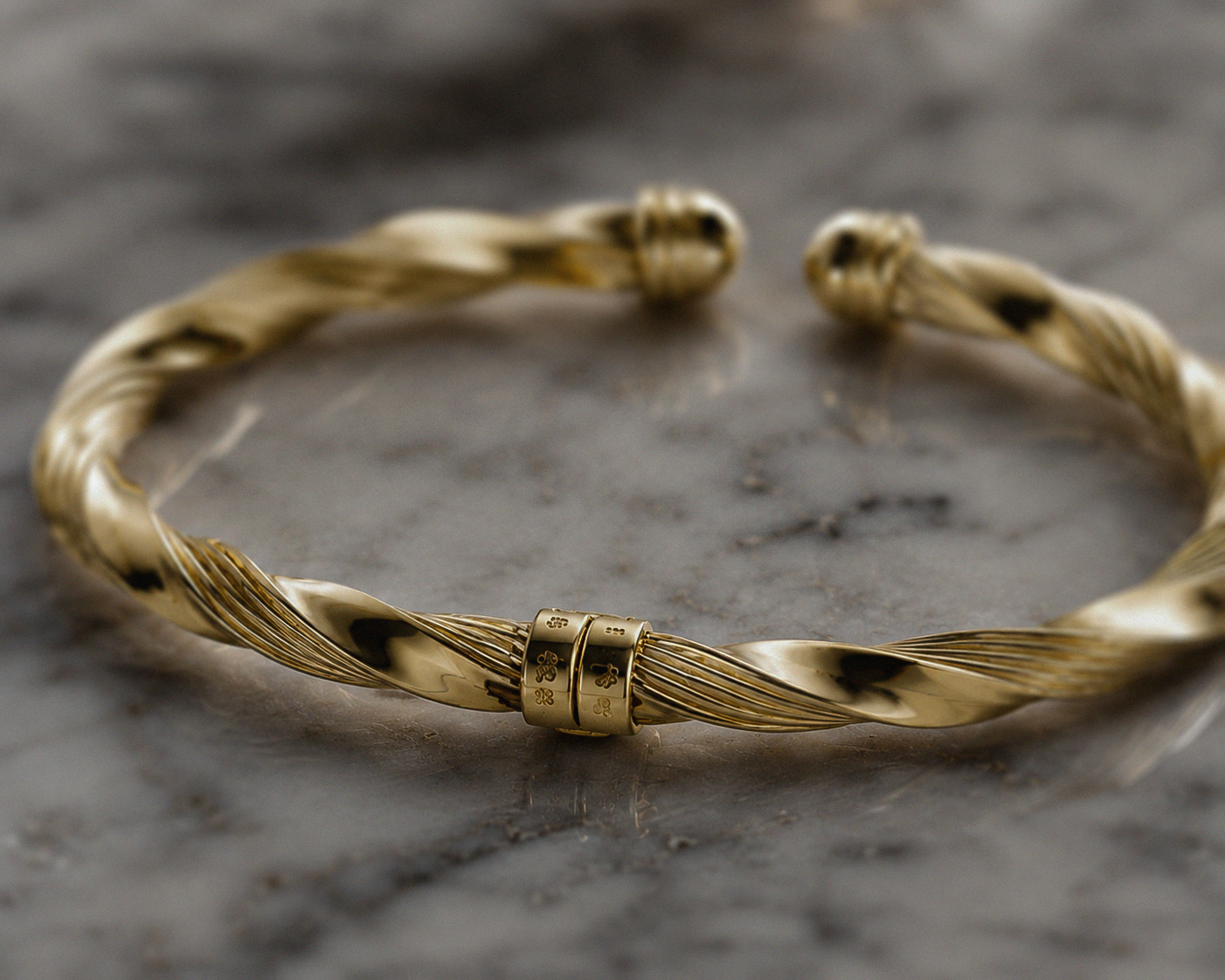 9ct Yellow Gold Sculpted Ribbed Twist Spring Bangle