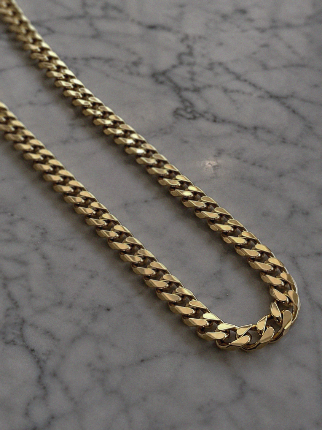 9ct Yellow Gold Heavy Flat curb (243g) 17mm Premium Statement Chain.