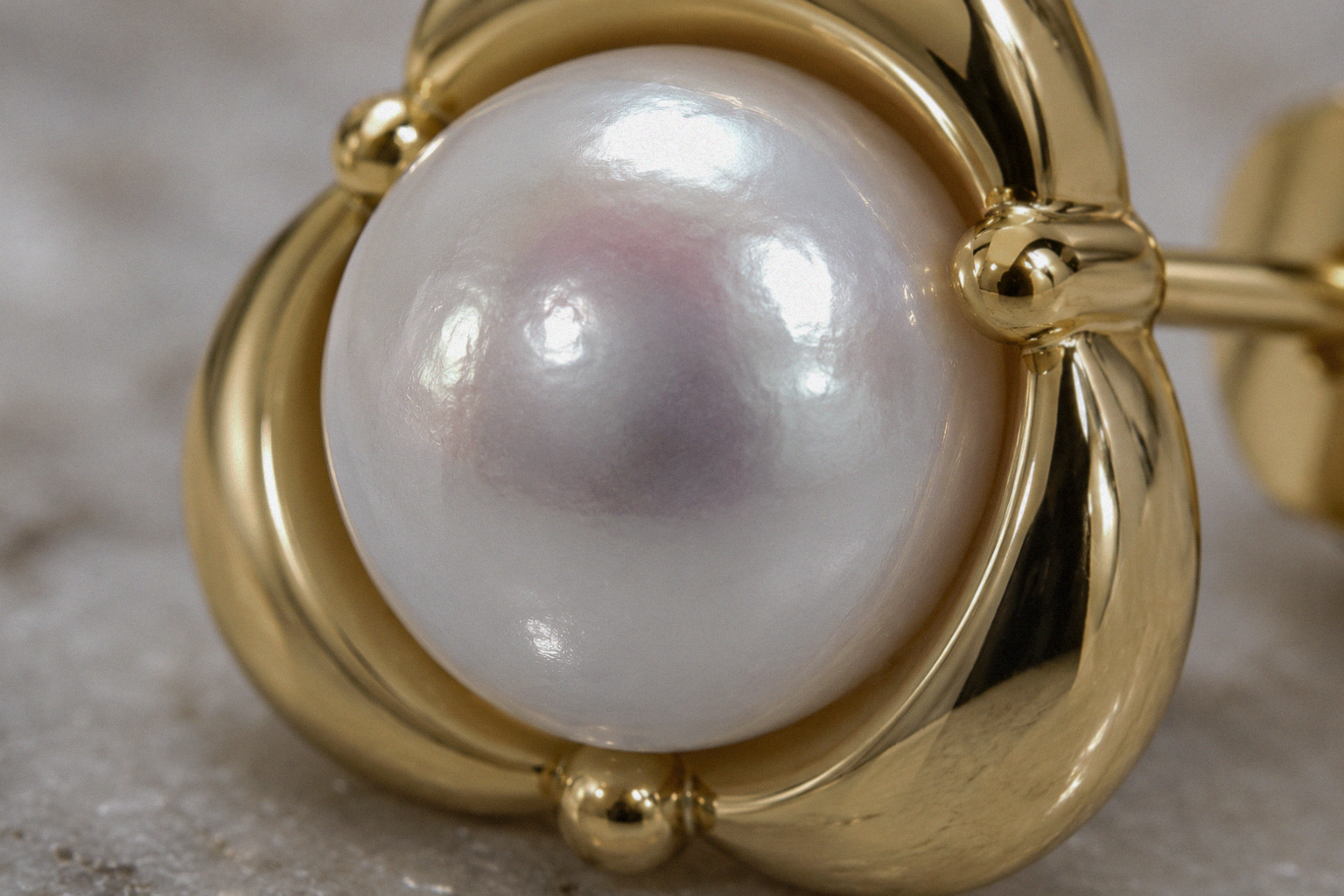 Petal Set Freshwater Pearl Stud Earrings in 9ct Gold