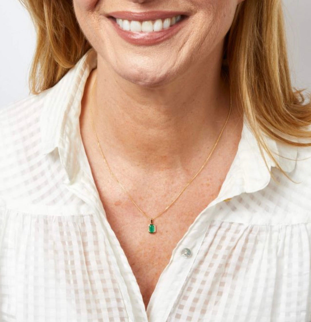 9ct Yellow Gold Emerald Pendant – Chunky Border Design