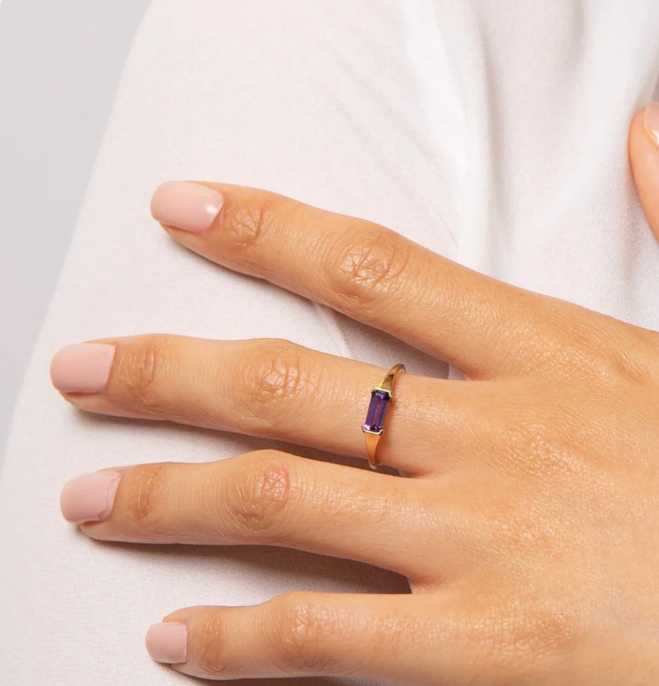 9ct Yellow Gold Baguette-Cut Amethyst Solitaire Ring