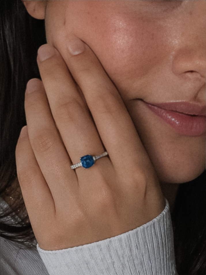 9ct White Gold London Blue Topaz & Diamond Set Shoulder Ring
