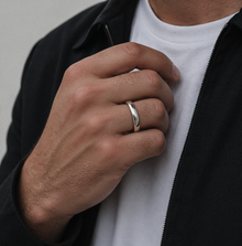 9ct White Gold 4mm Court Men’s Ring – Classic Polished Band