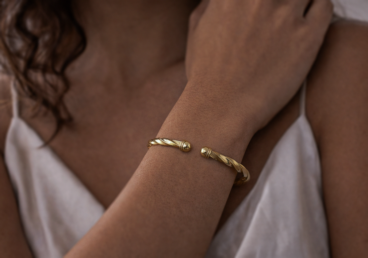 9ct Yellow Gold Sculpted Ribbed Twist Spring Bangle