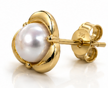 Petal Set Freshwater Pearl Stud Earrings in 9ct Gold