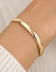 9ct Yellow Gold 4.15mm Hammered Court Bangle