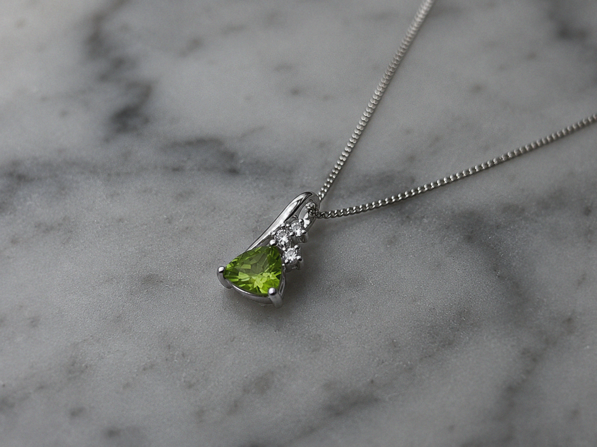 9ct White Gold Trillion Peridot & White Topaz Pendant – 46cm Curb Chain