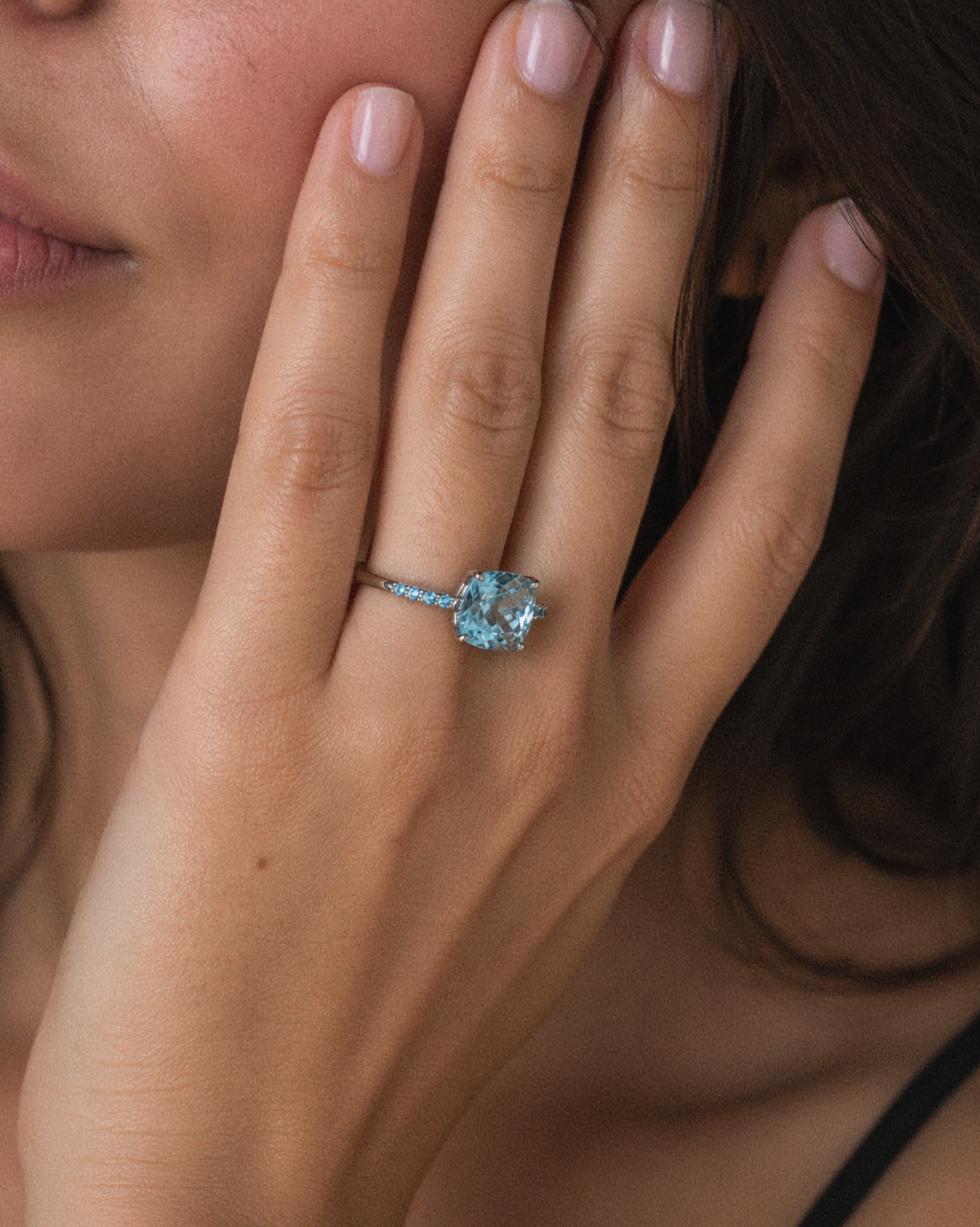 9ct White Gold Sky Blue Topaz Solitaire Ring with Blue Topaz Shoulder