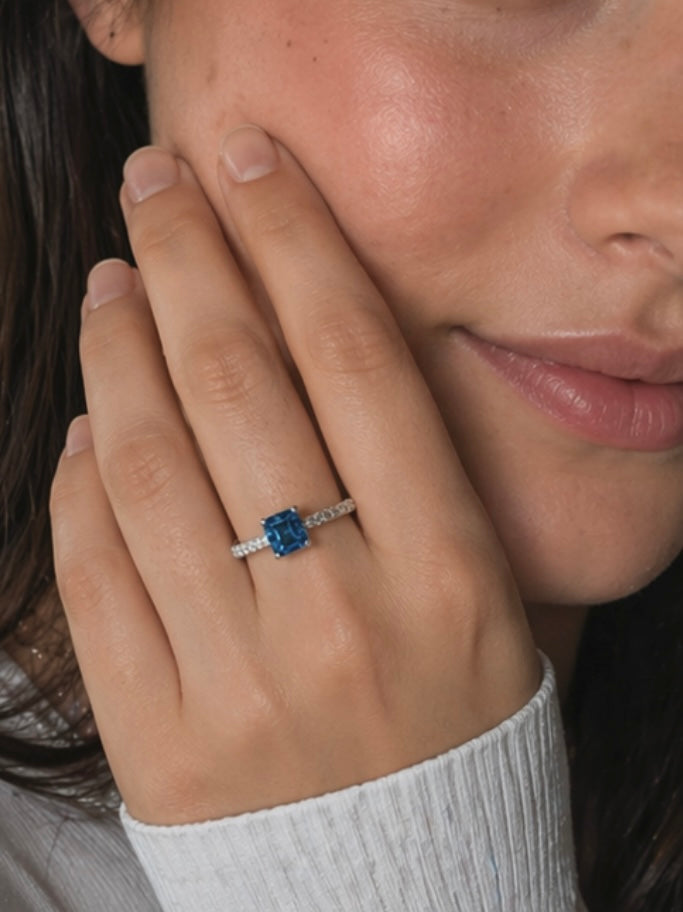 9ct White Gold London Blue Topaz & Diamond Set Shoulder Ring